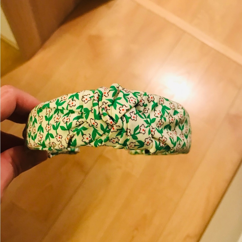 NWOT Cookie and the Dude White with green & red floral knot headband - Picture 3 of 10